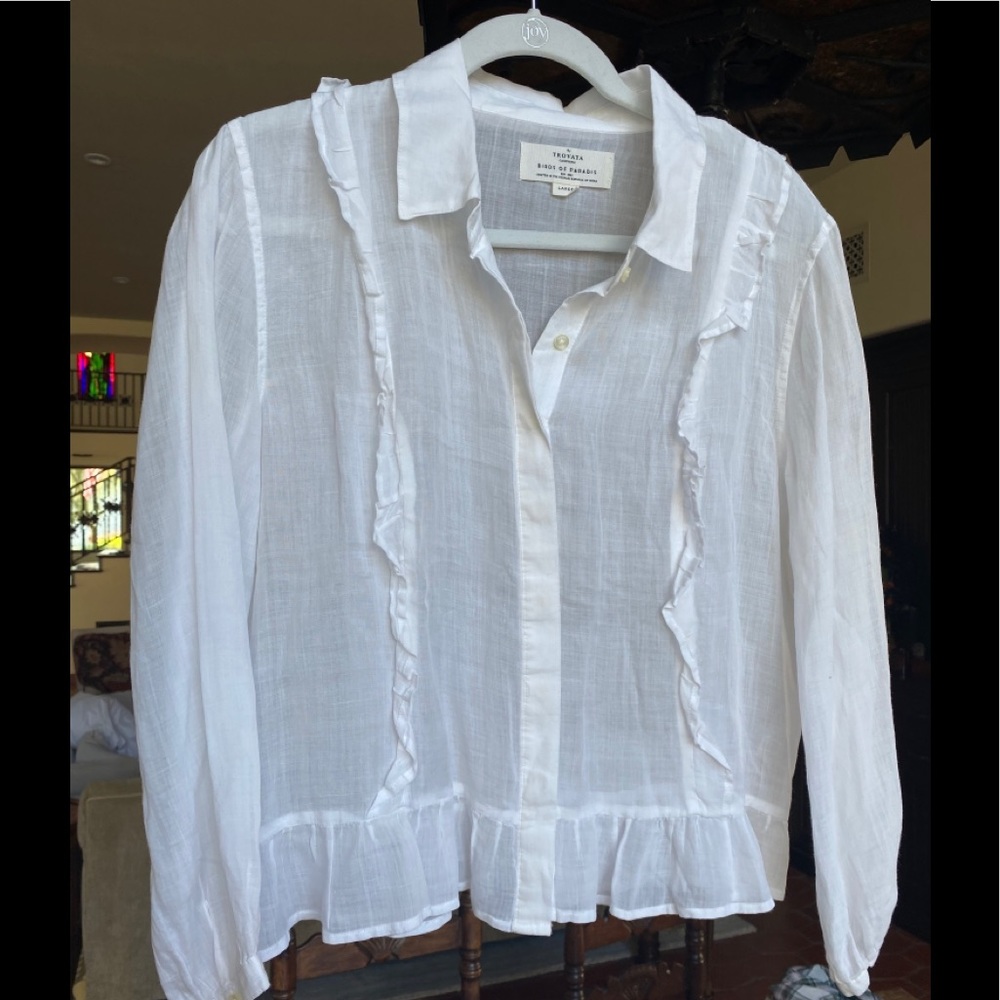 TROVATA BIRDS OF PARADISE Ruffle Button Down